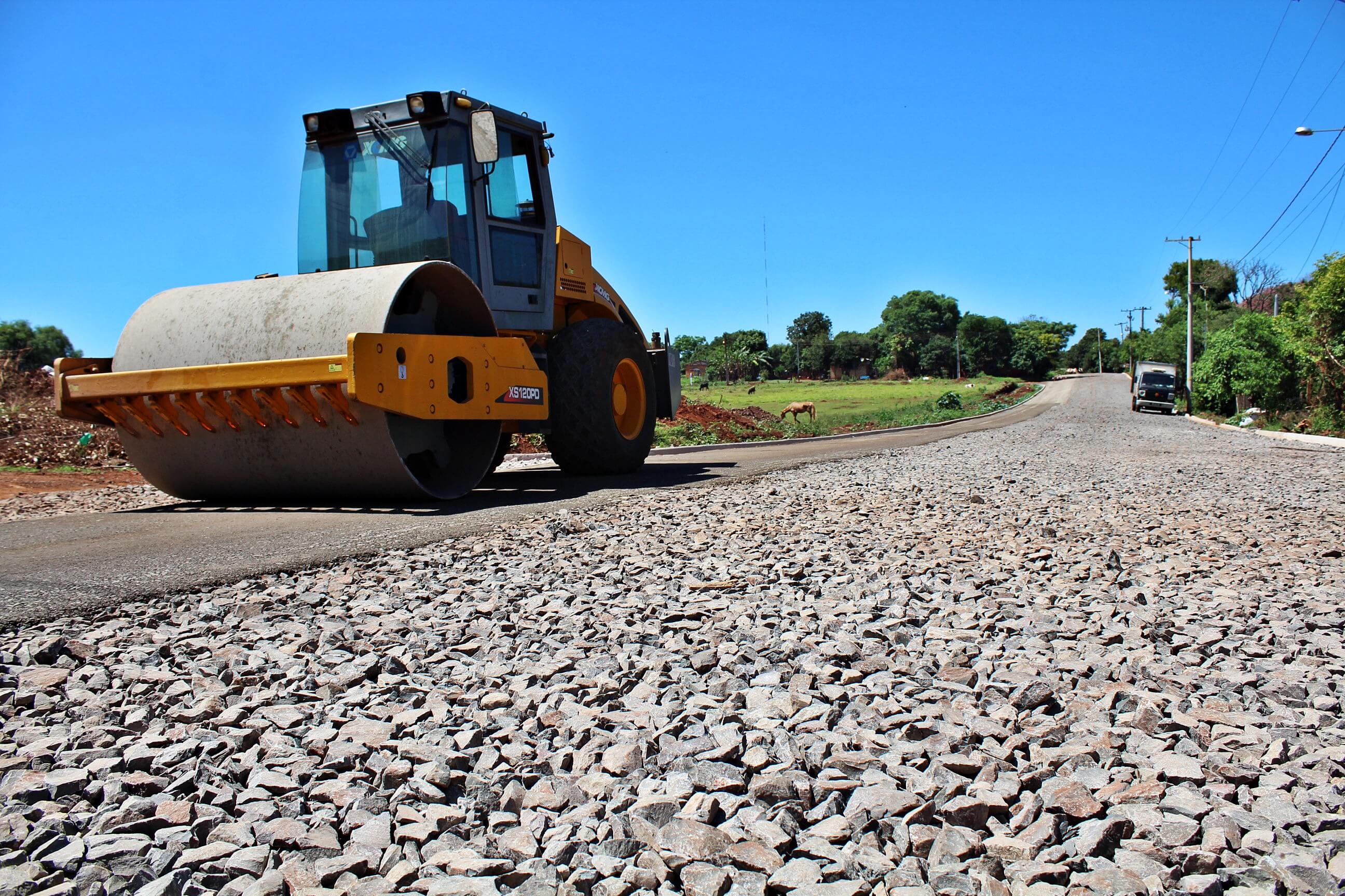 Pavimentação com macadame travado é realizada em ruas do Bairro Itapevi  
